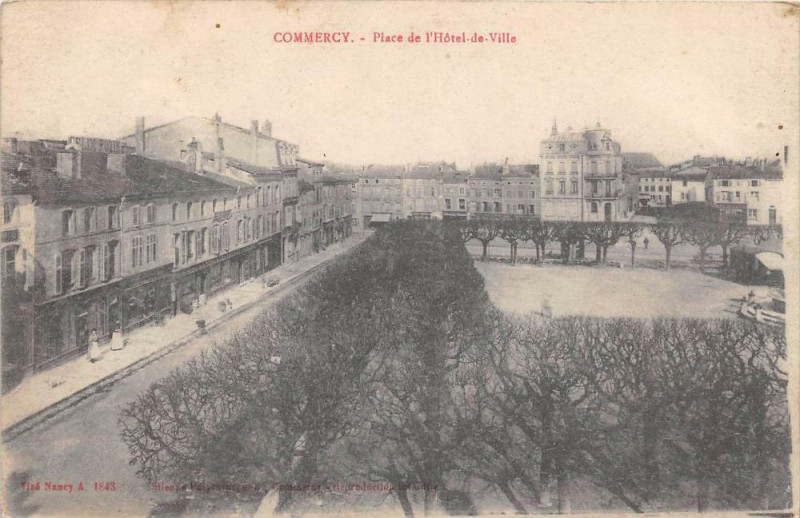 Carte postale ancienne Commercy Place De L'Hotel De Ville à Commercy