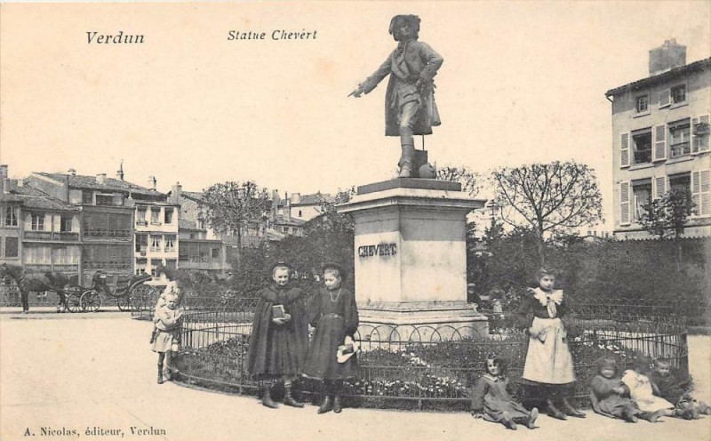 Carte postale ancienne Verdun Statue Chevert à Verdun