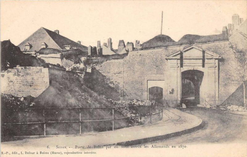 Carte postale ancienne Porte de Balan par où sont entrés les Allemands en 1870 à Sedan