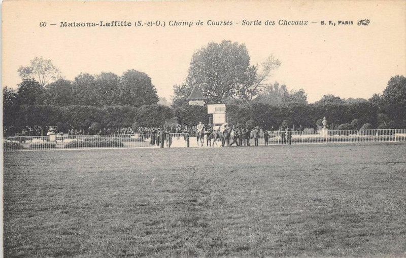 Carte postale ancienne Maisons Laffitte Champ De Courses Sortie Des Chevaux à Maisons-Laffitte