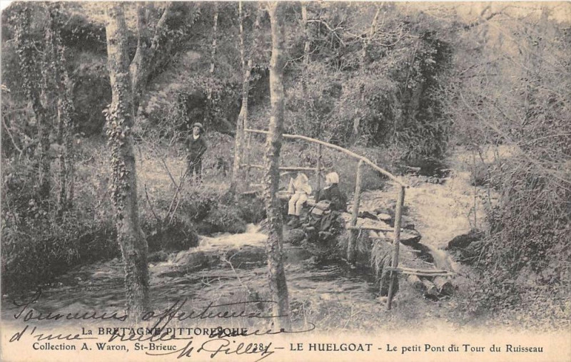 Carte postale ancienne Le Huelgoat Le Petit Pont Du Tour Du Ruisseau (dos non divisé) à Huelgoat