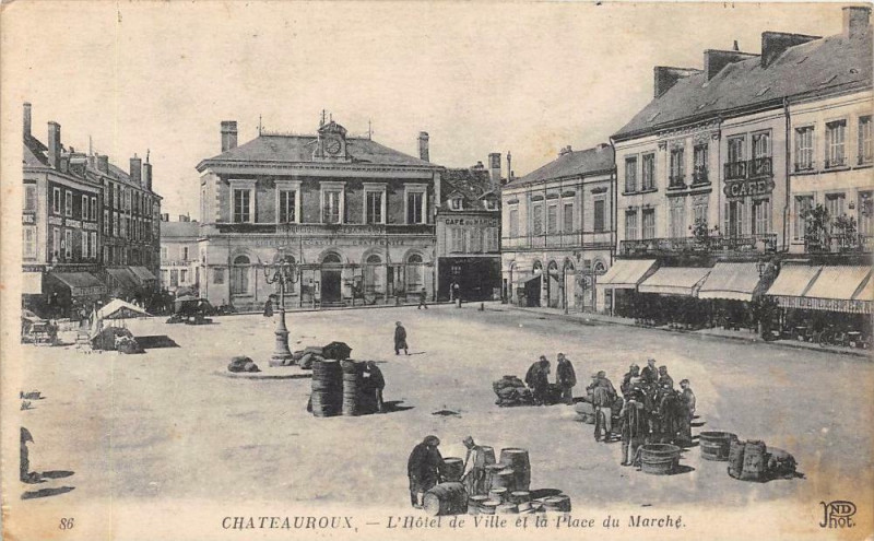 Carte postale ancienne Chateauroux L'Hotel De Ville Et Place Du Marche à Châteauroux