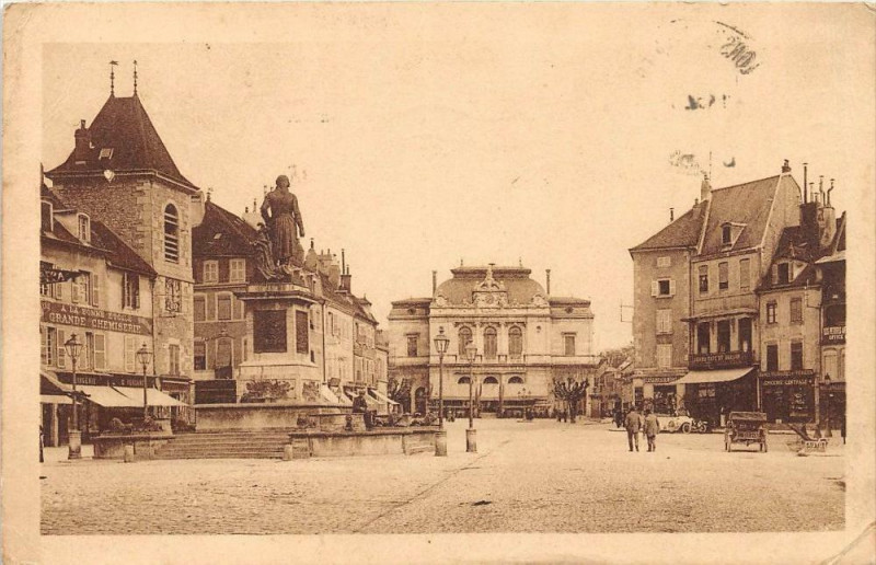 Carte postale ancienne Lons Le Saunier Place De La Liberte Et Theatre à Lons-le-Saunier