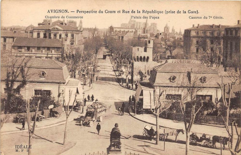 Carte postale ancienne Avignon Perspective Du Cours Et De La Rue De La Republique à Avignon