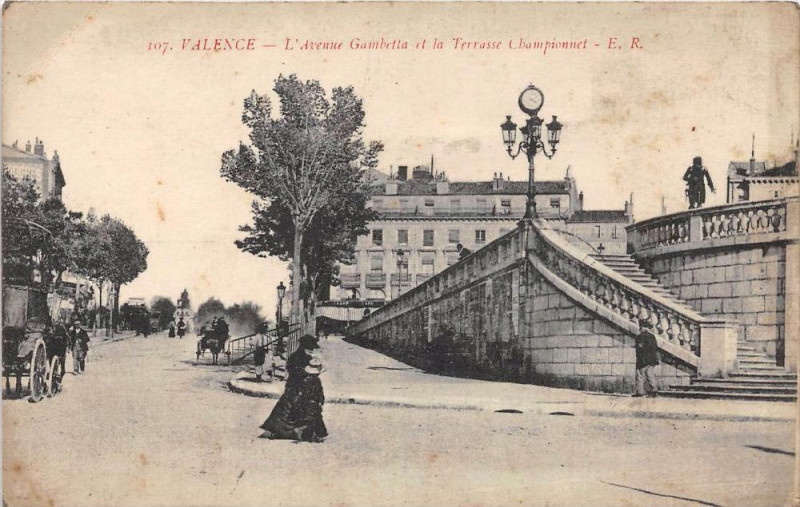 Carte postale ancienne Valence L'Avenue Gambetta Et La Terrasse Championnet à Valence