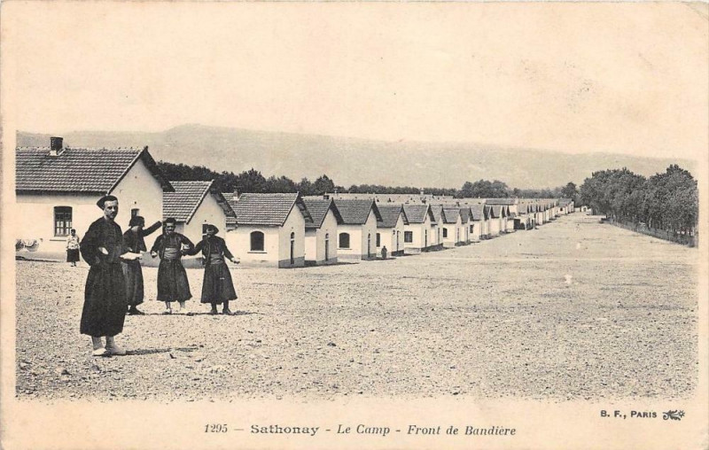 Carte postale ancienne Sathonay Le Camp Front De Bandiere