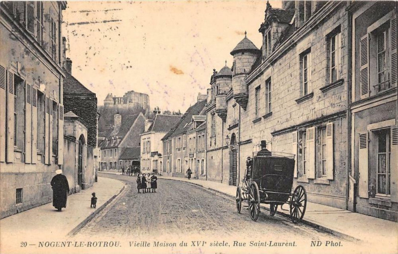 Carte postale ancienne Nogent Le Rotrou Vieille Maison Attelage Rue Saint Laurent à Nogent-le-Rotrou
