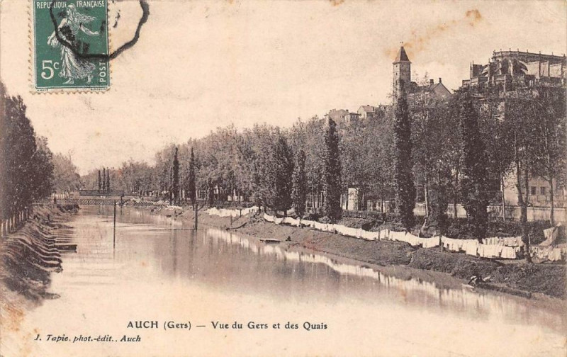 Carte postale ancienne Auch Vue Du Gers Et Des Quais à Auch