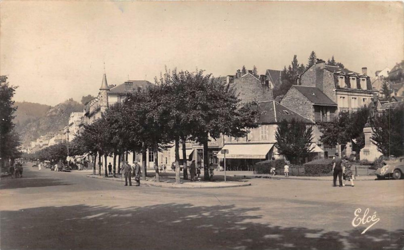 Carte postale ancienne La Bourboule Place Du Souvenir Et Boulevard Clemenceau à La Bourboule