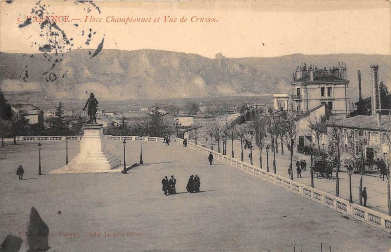 Carte postale ancienne Valence Place Championnet Et Vue De Crusson à Valence
