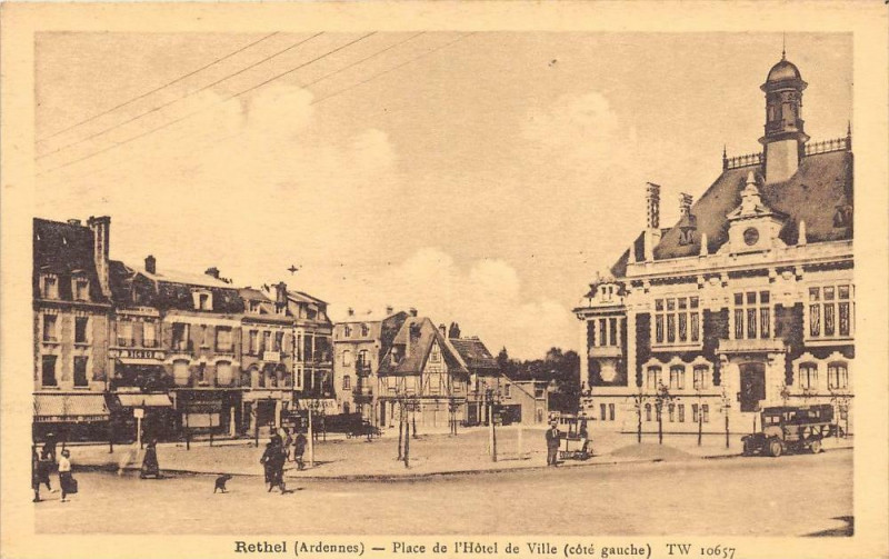 Carte postale ancienne Rethel Place De L´HOTEL De Ville Cote Gauche à Rethel
