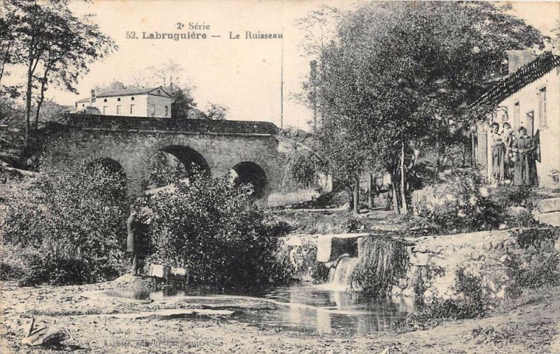 Carte postale ancienne Labruguiere Le Ruisseau à Labruguière