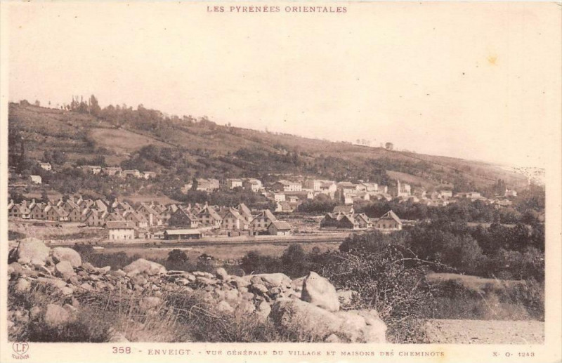 Carte postale ancienne Pyrenees Orientales Enveigt Vue Generale Du Village Et Maisons Des Chemin à Py