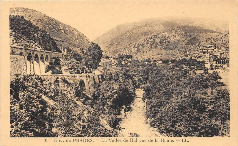 Carte postale ancienne Env.de Prades La Vallee De Rid Vue De La Route à Prades