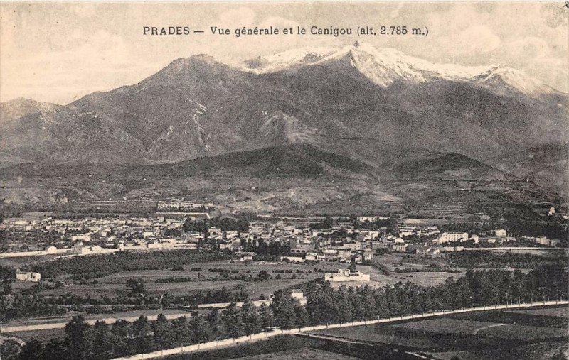 Carte postale ancienne Prades Vue Generale Et Le Canigou à Prades