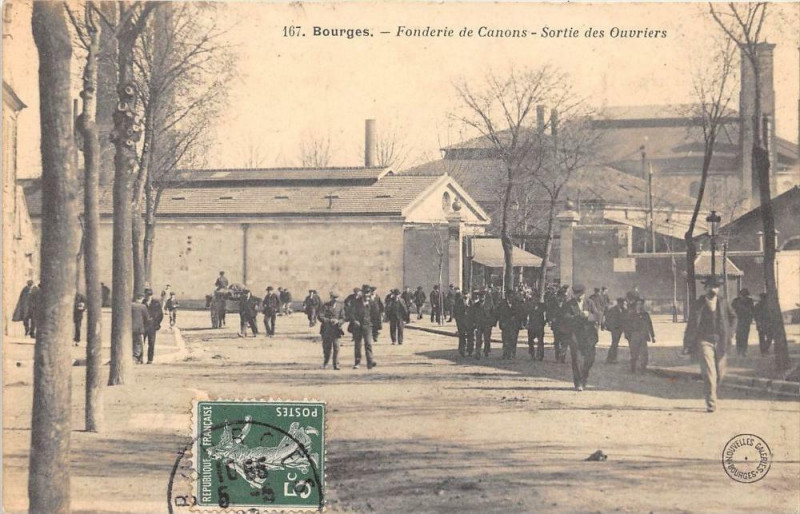 Carte postale ancienne Bourges Fonderie De Canons La Sortie Des Ouvriers à Bourges