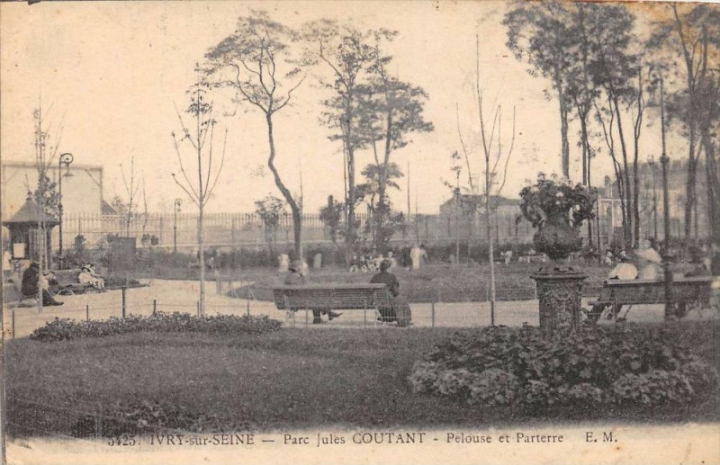 Carte postale ancienne Ivry Sur Seine Parc Jules Coutant Pelouse Et Parterre à Ivry-sur-Seine