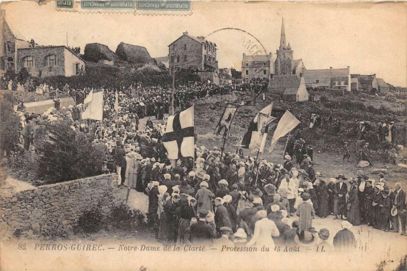 Carte postale ancienne Perros Guirec Notre Dame De La Clarte Procession Du 15 Aout à Perros-Guirec