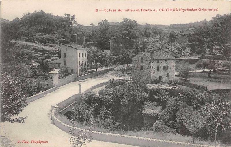 Carte postale ancienne Ecluse Du Milieu Et Route Du Perthus
