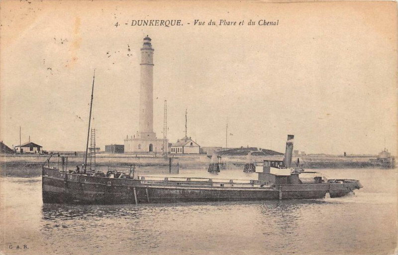 Carte postale ancienne Dunkerque Vue Du Phare Et Du Chenal à Dunkerque