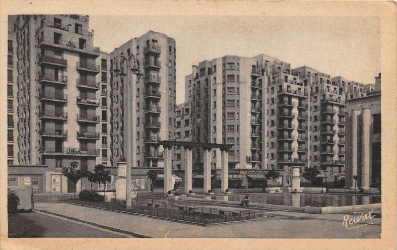 Carte postale ancienne Villeurbanne Les Gratte Ciel Albert Thomas à Villeurbanne