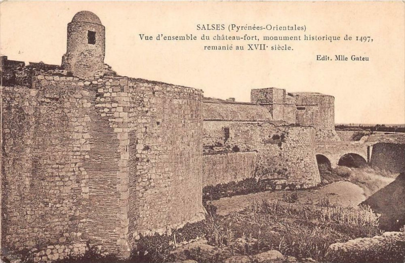 Carte postale ancienne Salses Vue D'Ensemble Du Chateau Fort