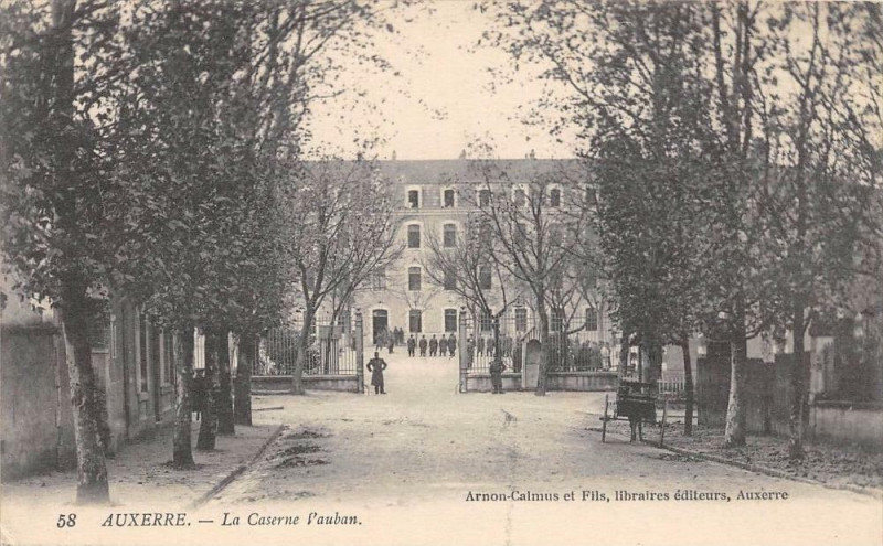 Carte postale ancienne Auxerre La Caserne Vauban à Auxerre