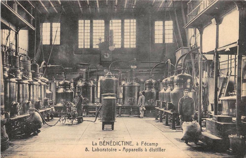 Carte postale ancienne La Benedictine A Fecamp Appareils A Distiller à Fécamp