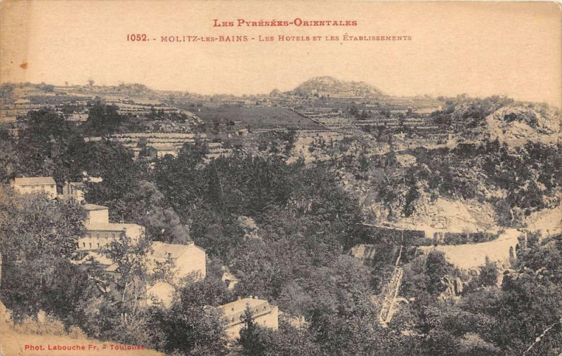 Carte postale ancienne Molitg Les Bains Les Hotels Et Etablissements à Molitg-les-Bains
