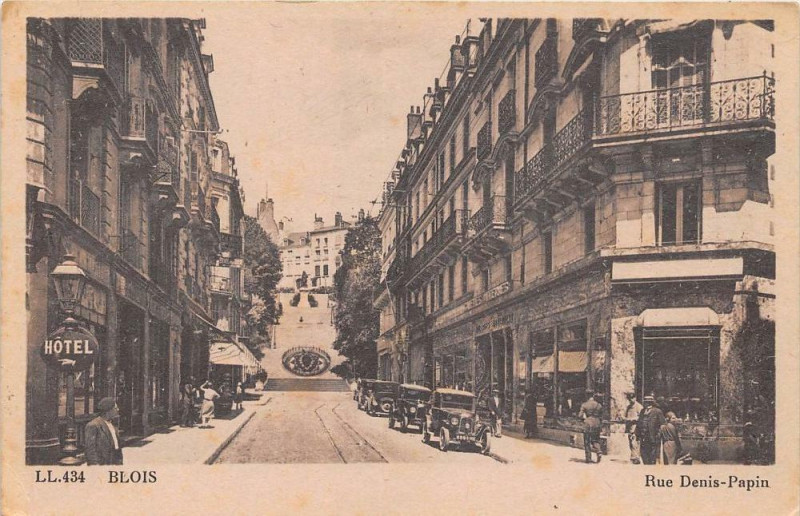 Carte postale ancienne Blois La Rue Denis Papin à Blois
