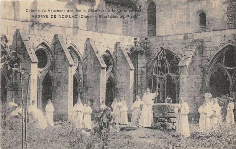 Carte postale ancienne Abbaye De Noirlac Recreation Colonie De Vacances