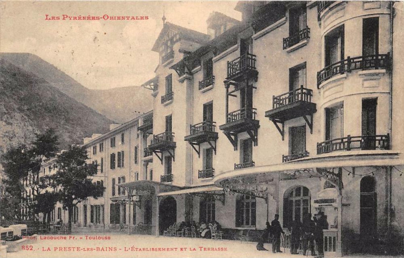 Carte postale ancienne La Preste Les Bains L'Etablissement Et Terrasse à Err