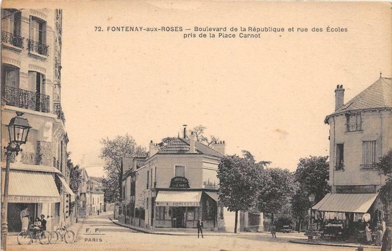 Carte postale ancienne Fontenay Aux Roses Boulevard De La Republique Et Rue Des Ecoles à Fontenay-aux-Roses