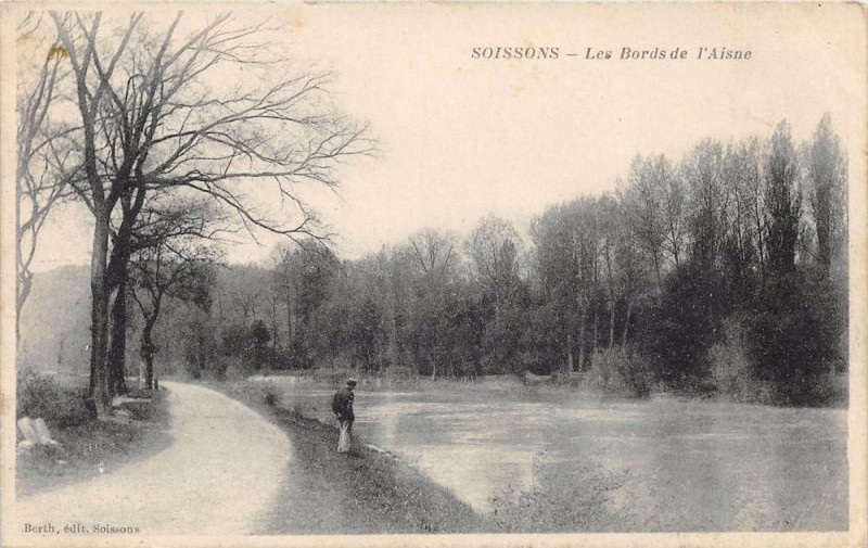 Carte postale ancienne Soissons Les Bords De L'Aisne à Soissons
