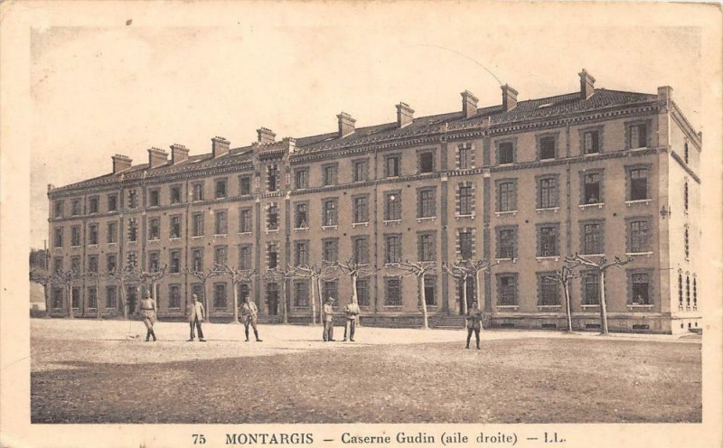 Carte postale ancienne Montargis Caserne Gudin à Montargis