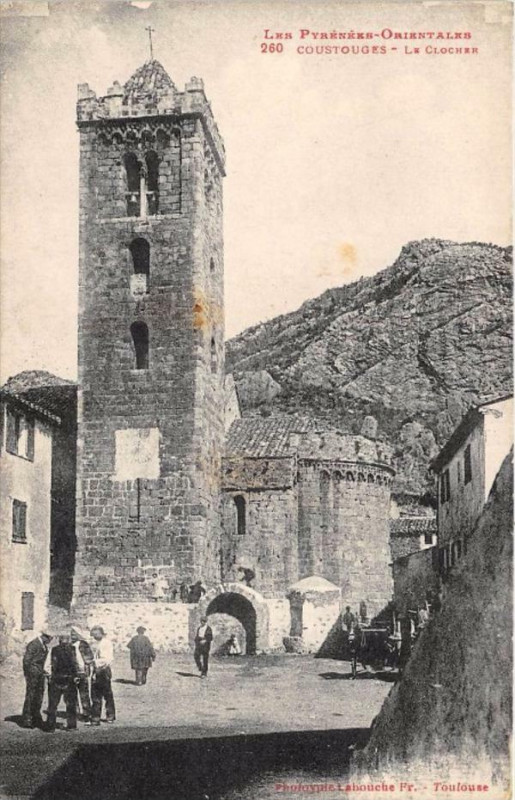 Carte postale ancienne Coustouges Le Clocher à Coustouges