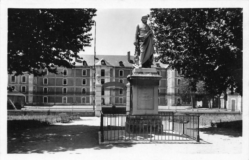 Carte postale ancienne Statue Ladoucette et Caserne Desmichels à Gap