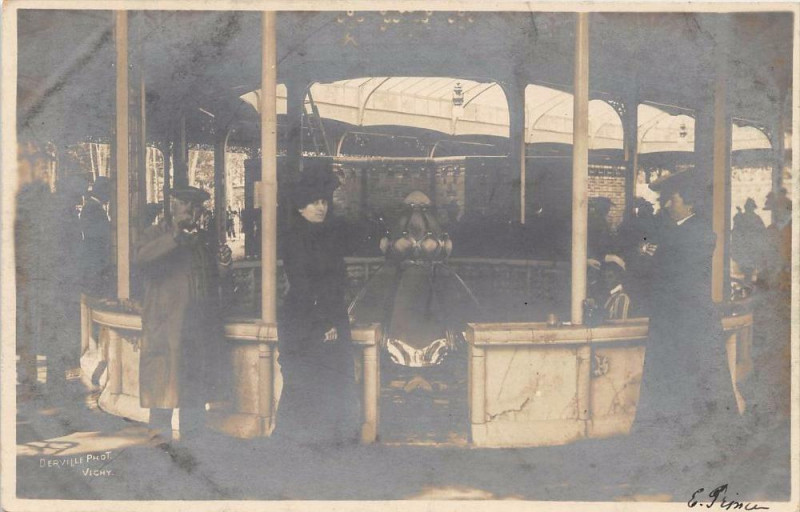 Carte postale ancienne Vichy Carte Photo Source Chomel Certainement ( dos non divisé) à Vichy