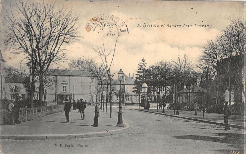 Carte postale ancienne Nevers Prefecture Et Square Jean Desvaux à Nevers