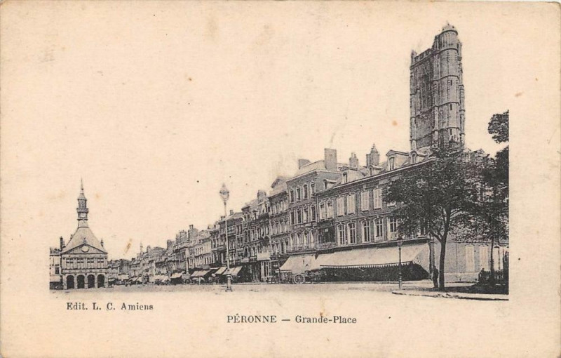 Carte postale ancienne Peronne Grande Place à Péronne