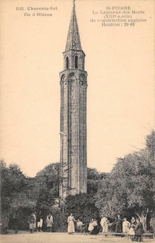 Carte postale ancienne Saint Pierre Lanterne Des Morts