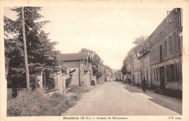 Carte postale ancienne Bessieres Avenue De Montauban à Bessières