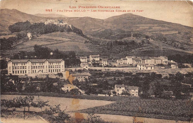 Carte postale ancienne Prats De Mollo Les Nouvelles Ecoles Et Fort à Llo
