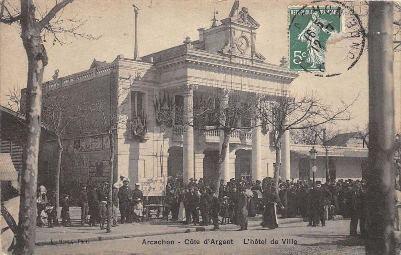 Carte postale ancienne Arcachon L'Hotel De Ville (animation à Arcachon
