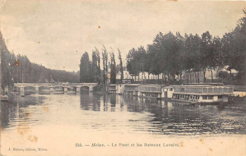 Carte postale ancienne Melun Le Pont Et Les Bateaux Lavoirs à Melun