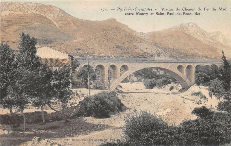 Carte postale ancienne Viaduc Du Chemin De Fer Entre Maury Et Saint-Paul à Maury
