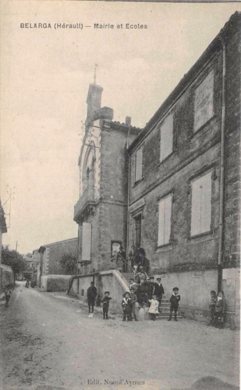 Carte postale ancienne Belarga Mairie Et Ecoles à Bélarga