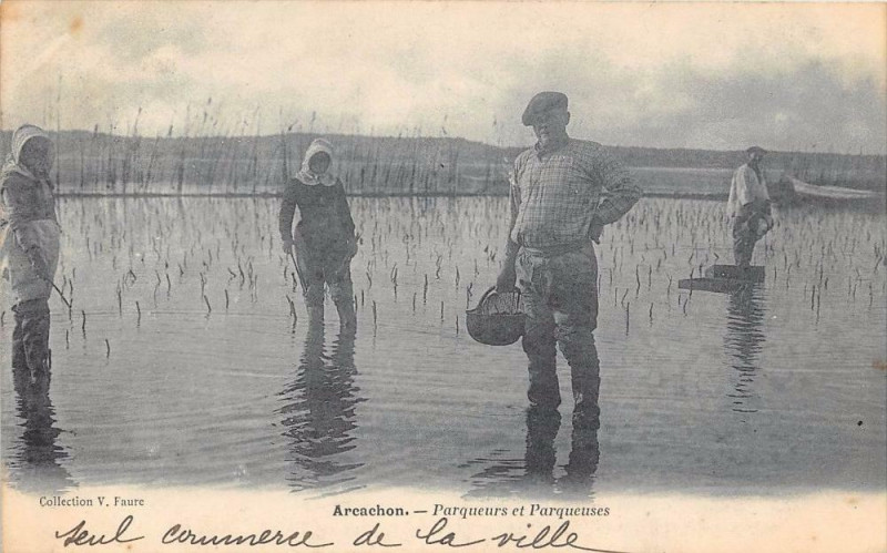 Carte postale ancienne Arcachon Parqueurs Et Parqueuses D'Huitres  (dos non divisé) à Arcachon