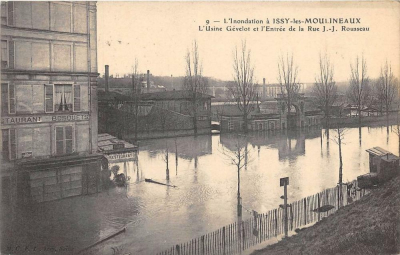 Carte postale ancienne L´INONDATIONS A Issy Les Moulineaux L'Usine Genevelot Et Entree Rue J.J.R à Issy-les-Moulineaux