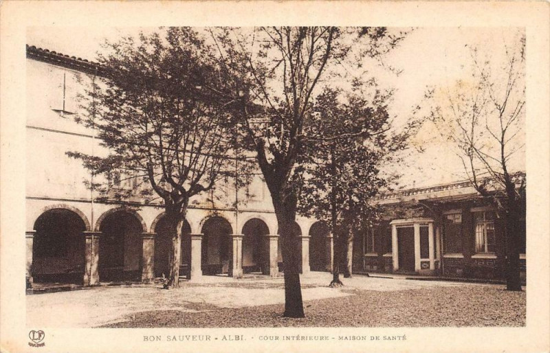 Carte postale ancienne Albi Le Bon Sauveur Cour Exterieure Maison De Sante à Albi